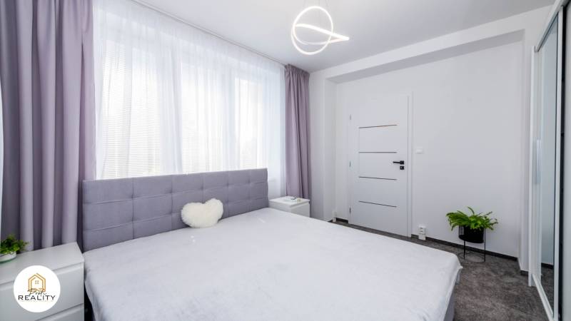 PRENÁJOM | 3i byt v centre Prešova | ZARIADENÝ - Svetlá spálňa s pohodlnou posteľou a vankúšom v 3-izbovom byte.