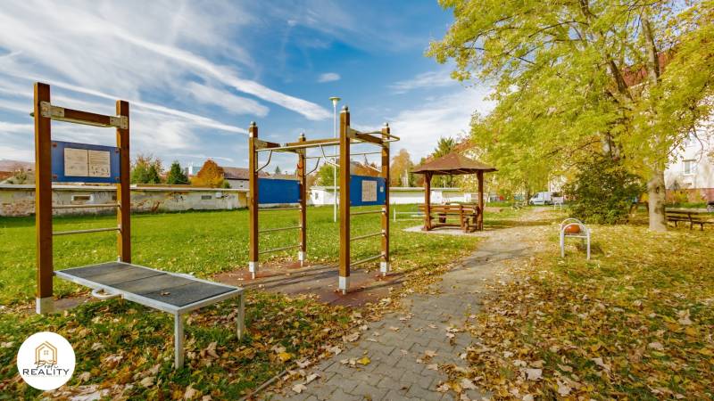 PRENÁJOM | 3i byt v centre Prešova | ZARIADENÝ - Workout ihrisko na Pavlovičovom námestí v Prešove s lavičkami a stromami v jeseni.