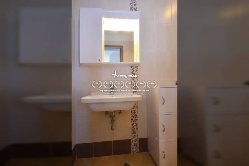 PRIVLAKA - BYT S4- dvojizbový byt 63,42 m2 vzdialený 150 m od mora - Kúpeľňa s umývadlom, zrkadlom a úložnou skriňou v 2-izbovom byte.