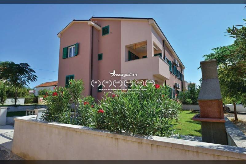 PRIVLAKA - BYT S4- dvojizbový byt 63,42 m2 vzdialený 150 m od mora - Exteriér 2-izbového bytu v Privlake na ulici Privlaka s upravenou záhradou.