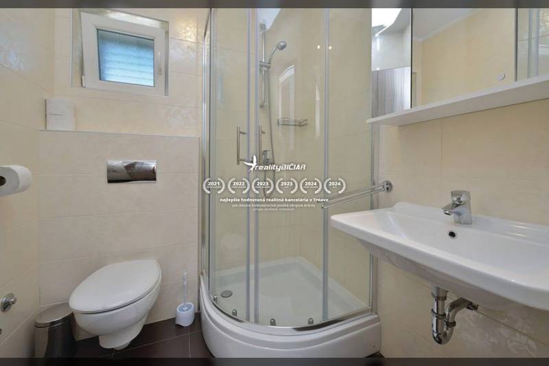 PRIVLAKA - BYT S4- dvojizbový byt 63,42 m2 vzdialený 150 m od mora - Kúpeľňa v 2-izbovom byte s toaletou, sprchovým kútom a umývadlom.