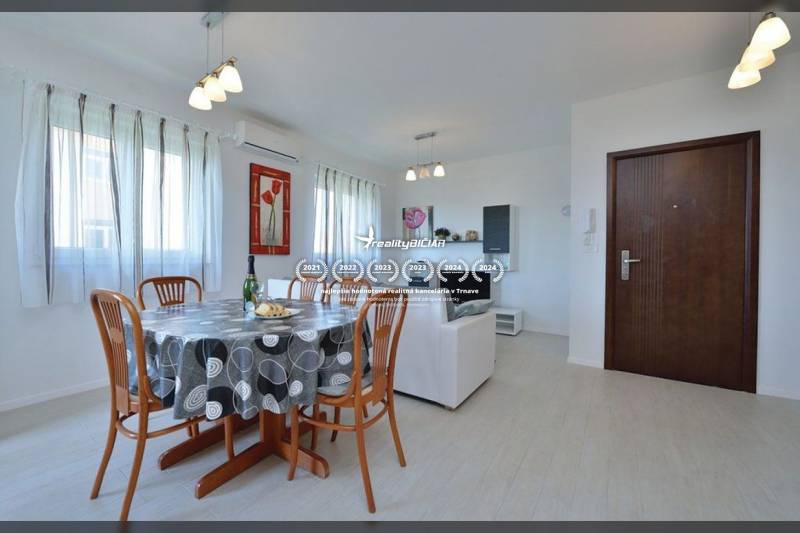 PRIVLAKA - BYT S4- dvojizbový byt 63,42 m2 vzdialený 150 m od mora - Jedálenský stôl so stoličkami v 2-izbovom byte, svetlá miestnosť, podlaha s dreveným dekorom.