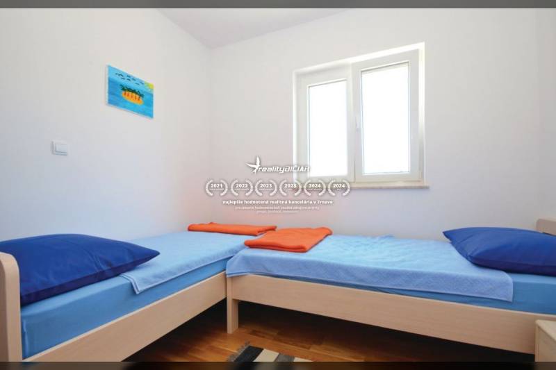 PRIVLAKA - BYT S4- dvojizbový byt 63,42 m2 vzdialený 150 m od mora - Svetlá izba s dvoma jednolôžkovými posteľami a podlahou s dreveným dekorom.