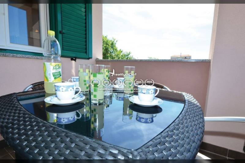 PRIVLAKA - BYT S4- dvojizbový byt 63,42 m2 vzdialený 150 m od mora - Balkón 2-izbového bytu s prúteným stolom, čajovým servisom a výhľadom na Privlaku.