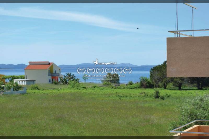 PRIVLAKA - BYT S4- dvojizbový byt 63,42 m2 vzdialený 150 m od mora - Výhľad z 2-izbového bytu v Privlake na Privlaku s morom a zeleňou v pozadí.