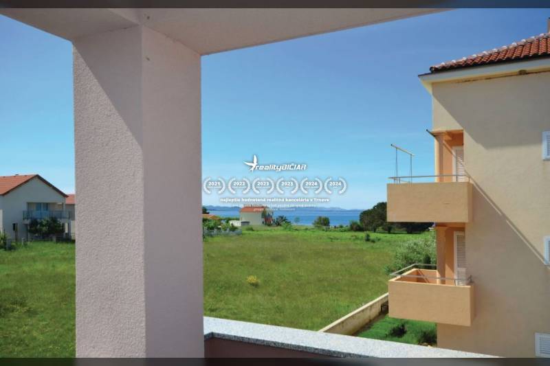 PRIVLAKA - BYT S4- dvojizbový byt 63,42 m2 vzdialený 150 m od mora - Výhľad z 2-izbového bytu v Privlake na Privlake s pohľadom na more a zelenú krajinu.