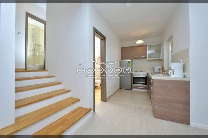 PRIVLAKA - BYT S4- dvojizbový byt 63,42 m2 vzdialený 150 m od mora - Kuchyňa a schody s dreveným dekorom vedúce k kúpeľni v 2-izbovom byte.