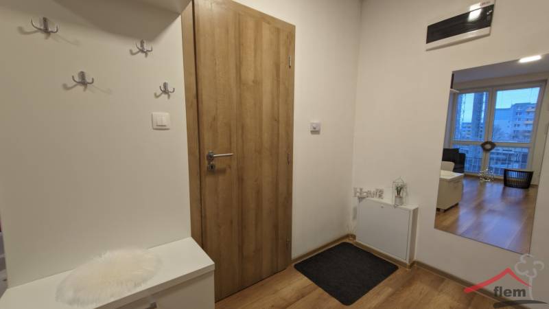 2-izbový byt na predaj, Vráble – sídl. Lúky, 56 m2 - Vstupná chodba v 2-izbovom byte, podlaha s dreveným dekorom a praktické vešiaky.