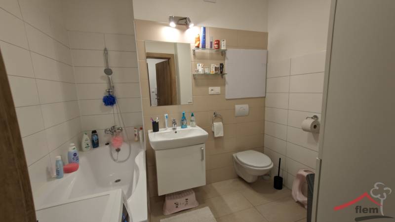2-izbový byt na predaj, Vráble – sídl. Lúky, 56 m2 - Kúpeľňa v 2-izbovom byte s vaňou, umývadlom, zrkadlom a svetlým obložením stien.