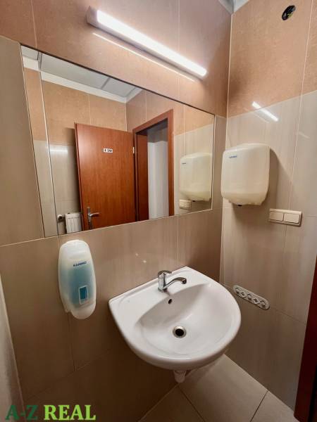 Prenájom kancelárskych priestorov 355 m2 ul. Stará Vajnorská - Kancelárie s umývadlom, zrkadlom a dávkovačom na mydlo.