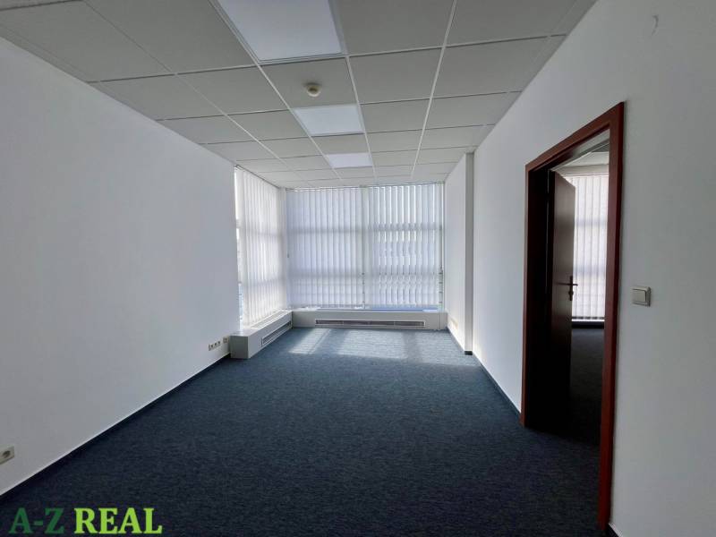 Prenájom kancelárskych priestorov 355 m2 ul. Stará Vajnorská - Kancelárie s kobercovou podlahou, biele steny a žalúzie na oknách.