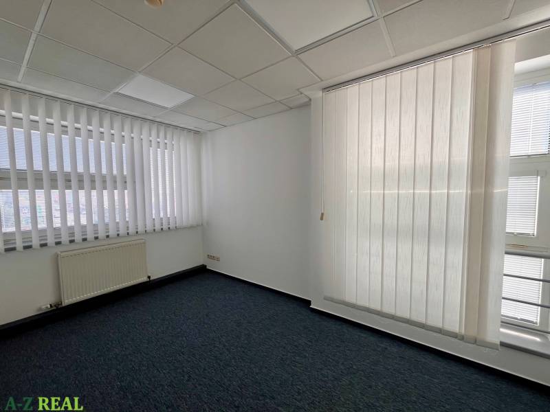 Prenájom kancelárskych priestorov 355 m2 ul. Stará Vajnorská - Kancelárie s bielymi žalúziami a tmavým kobercom, Stará Vajnorská v Bratislave - Nové Mesto.