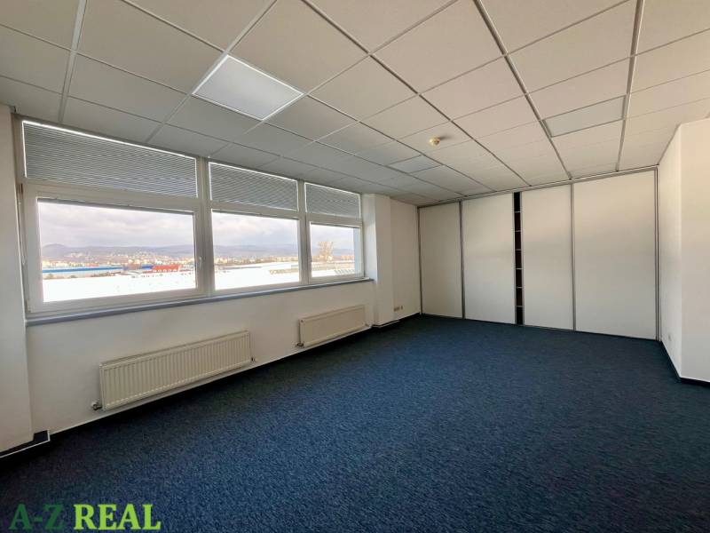 Prenájom kancelárskych priestorov 355 m2 ul. Stará Vajnorská - Kancelárie s veľkými oknami a kobercovou podlahou s výhľadom na mesto.