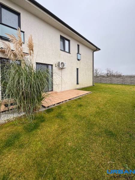 Moderný 3-izbový byt so záhradou Šamorín-Kráľovianky - Exteriér 3-izbového bytu na ulici Kráľovianky v Kráľoviankách so záhradou a trávnikom.