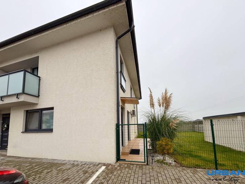 Moderný 3-izbový byt so záhradou Šamorín-Kráľovianky - Exteriér 3-izbového bytu na ulici Kráľovianky v meste Kráľovianky, pri vchode rastliny a trávnik.