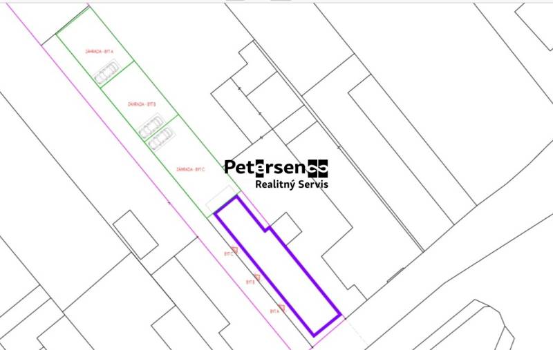 PREDPREDAJ – 3-izbový tehlový mezonet s garážou a pozemkom | Topoľčian - Pôdorys rozmiestnenia bytov s priľahlými záhradami a parkovacími miestami.