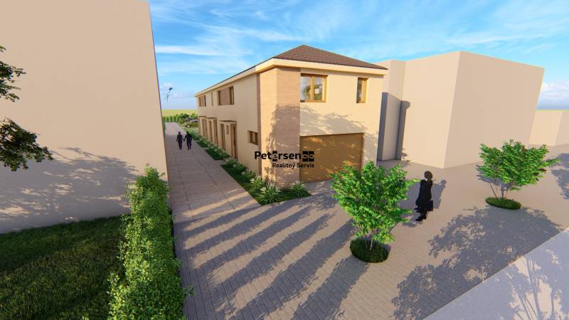 PREDPREDAJ – 3-izbový tehlový mezonet s garážou a pozemkom | Topoľčian - Dvojposchodová budova s cestou na Litoměřickej ulici v Topoľčiankach, s okolitými stromami.