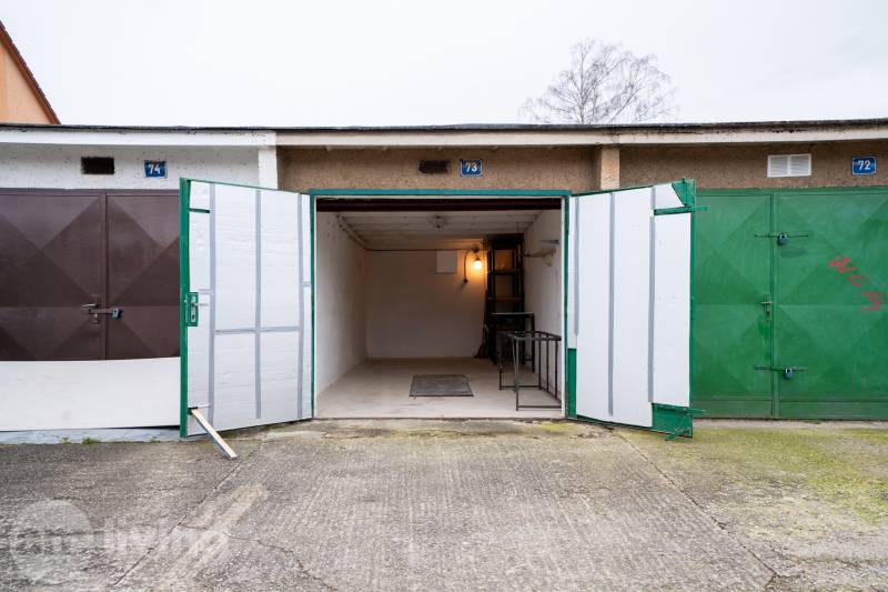 TOP LOKALITA - Garáž na predaj - Trenčín - Otvorená garáž na Inoveckej ulici v Trenčíne s vnútorným osvetlením a poličkami.