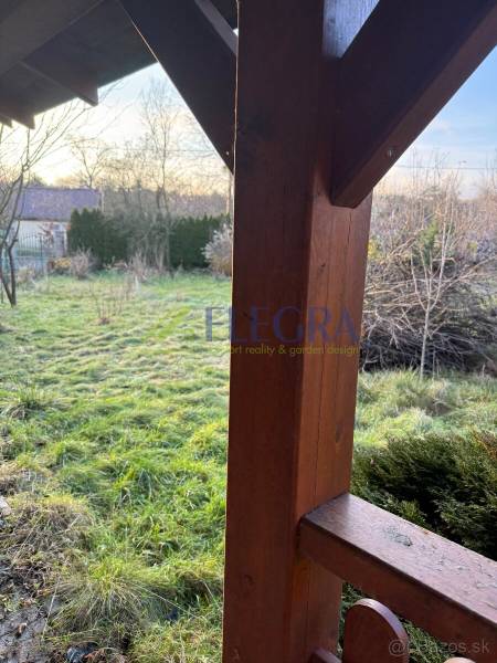 Na predaj  záhradná chata Zelený Dvor Košice - Drevený stĺp pri chate, trávnatá záhrada na Prešovskej ceste, Košice - mestská časť Sídlisko Ťahanovce.