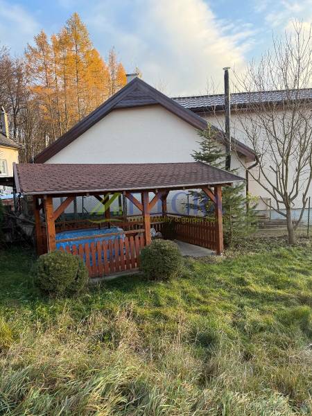 Na predaj  záhradná chata Zelený Dvor Košice - Chata na Prešovskej ceste, Košice - Sídlisko Ťahanovce, so záhradným altánkom a upraveným trávnikom.