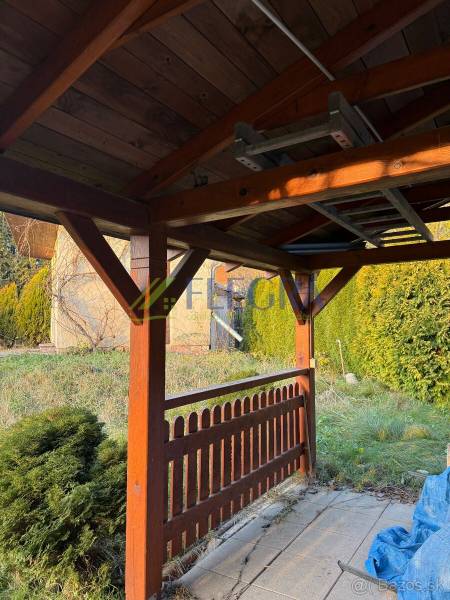 Na predaj  záhradná chata Zelený Dvor Košice - Drevený altánok na záhrade pri chate pri Prešovskej ceste, Košice – Sídlisko Ťahanovce.