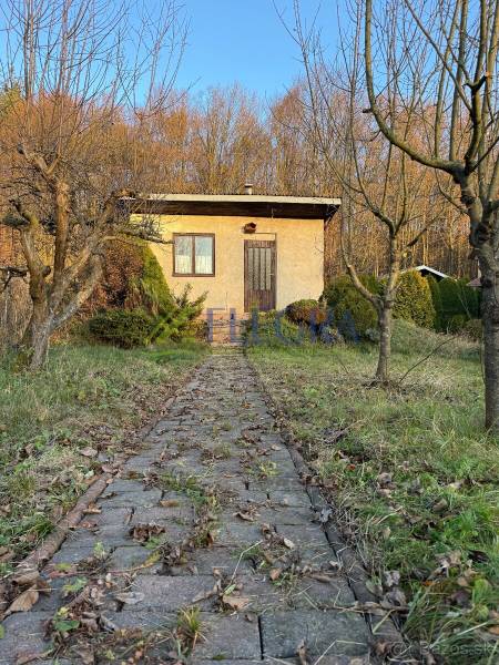 Na predaj  záhradná chata Zelený Dvor Košice - Chata na Prešovskej ceste v Košiciach – mestská časť Sídlisko Ťahanovce, obklopená stromami.