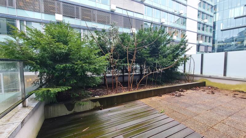 Luxusný 3-izb. byt s famóznym výhľadom na Dunaj, River Park - Terasa s rastlinami, podlaha s dreveným dekorom v Bratislave na Dvořákovom nábreží.