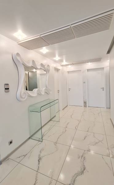 Luxusný 3-izb. byt s famóznym výhľadom na Dunaj, River Park - Interiér 3-izbového bytu s lesklými dlaždicami, zrkadlom a skleneným stolíkom.