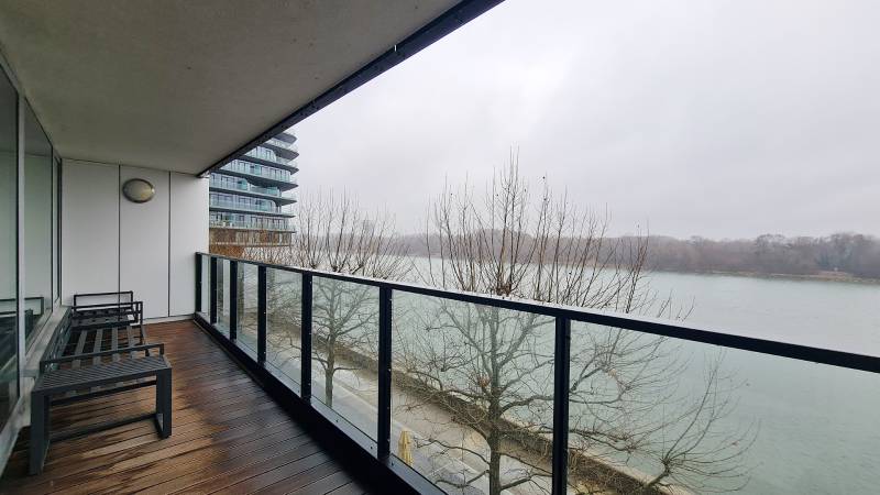 Luxusný 3-izb. byt s famóznym výhľadom na Dunaj, River Park - Balkón s výhľadom na rieku v Bratislave - Staré Mesto, Dvořákovo nábrežie.