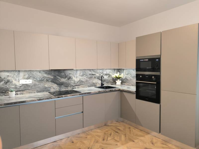 JANOTOVA NOVÝ PO REKONŠTRUKCII EŠTE NEPOUŽÍVANÝ ATYPICKÝ 4 IZB. BYT  - Kuchyňa v 4-izbovom byte s mramorovou pracovnou doskou a podlahou s dreveným dekorom.