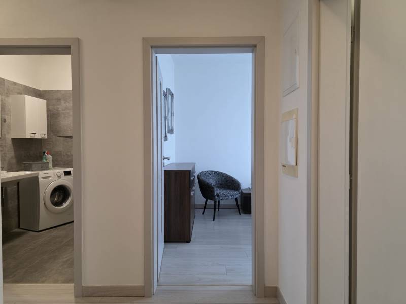 PREDAJ - 3 izbový byt blízko centra - Pivovarská ulica Nitra - Chodba v 3-izbovom byte s práčkou a podlahou s dreveným dekorom.