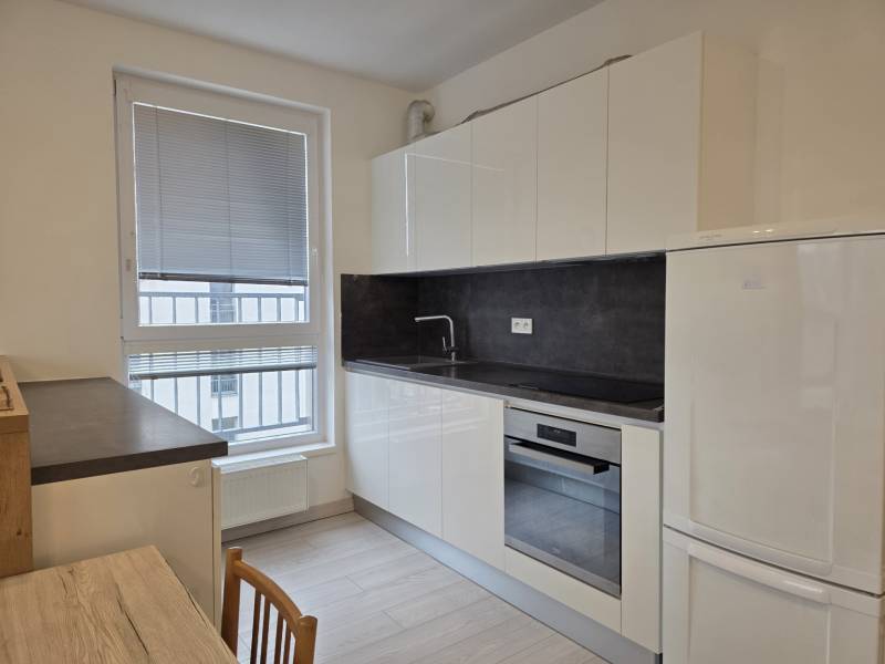 PREDAJ - 3 izbový byt blízko centra - Pivovarská ulica Nitra - Kompaktná kuchyňa v 3-izbovom byte s bielymi skrinkami a tmavou pracovnou doskou.