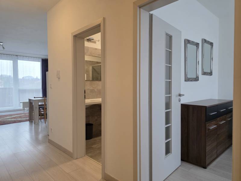 PREDAJ - 3 izbový byt blízko centra - Pivovarská ulica Nitra - Interiér 3-izbového bytu s podlahou s dreveným dekorom a svetlou chodbou.