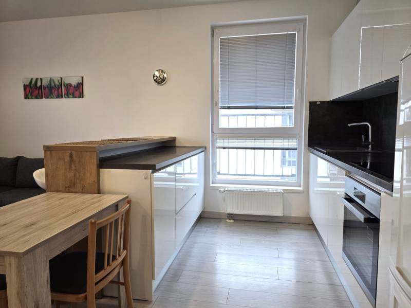 PREDAJ - 3 izbový byt blízko centra - Pivovarská ulica Nitra - Kuchyňa v 3-izbovom byte s dreveným dekorom a jedálenským stolom.