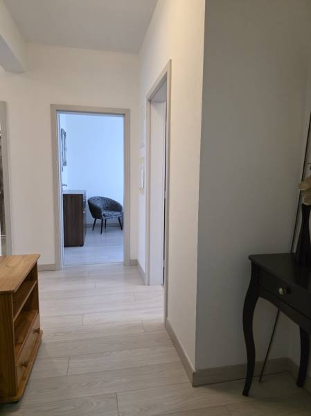 PREDAJ - 3 izbový byt blízko centra - Pivovarská ulica Nitra - Chodba v 3-izbovom byte s podlahou s dreveným dekorom a nábytkom.