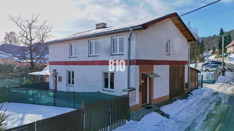 Praktický 8-izbový rodinný dom na Bystričke: Vhodný pre veľkú rodinu z - Rodinný dom v Bystričke, zimná scenéria, zasnežená cesta a plot.