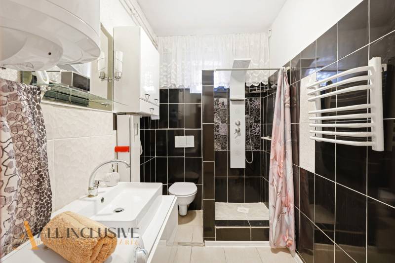 REZERVOVANÉ 4-izb. rodinný dom s garážou, Čierny Brod - Kúpeľňa so sprchovacím kútom, umývadlom a zrkadlom v rodinnom dome.