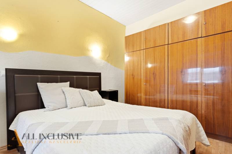 REZERVOVANÉ 4-izb. rodinný dom s garážou, Čierny Brod - Spálňa s posteľou a vstavanej skrine, Rodinný dom. Neutrálne farby, podlaha s dreveným dekorom.