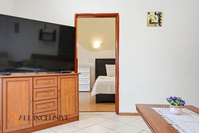 REZERVOVANÉ 4-izb. rodinný dom s garážou, Čierny Brod - Interiér rodinného domu s veľkou televíziou, otvorené dvere do spálne, dekorácie.