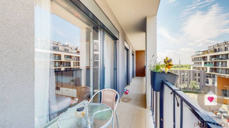 BA/PETRŽALKA-Prenájom moderného 3i bytu s parkovacím státim-Slnečnice - Balkón 3-izbového bytu na ulici Zuzany Chalupovej v Bratislave - Petržalke s výhľadom na okolie.