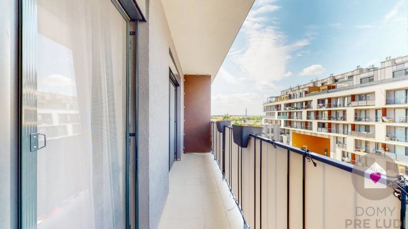 BA/PETRŽALKA-Prenájom moderného 3i bytu s parkovacím státim-Slnečnice - Balkón 3-izbového bytu na Zuzany Chalupovej v Bratislave-Petržalke s výhľadom na okolitú architektúru.