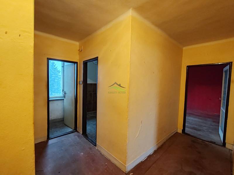 VEĽKÝ DVOJIZBOVÝ BYT 58M² + 2 PIVNICE, VRANOV - Chodba s tromi miestnosťami v 2-izbovom byte s podlahou s dreveným dekorom.