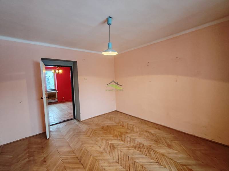 VEĽKÝ DVOJIZBOVÝ BYT 58M² + 2 PIVNICE, VRANOV - Izba v 2-izbovom byte s podlahou s dreveným dekorom a jednoduchým osvetlením.