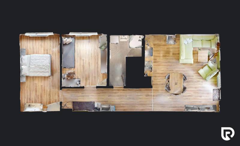 | 3-izbový byt v novostavbe, ul. Odevná + parking | Trenčín  - Pôdorys 3-izbového bytu s podlahou s dreveným dekorom, kuchyňou a obývacou izbou.