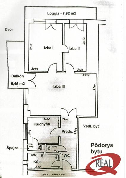 **PREDAJ 3-IZBOVÉHO BYTU S BALKÓNOM A LOGGIOU PRI SLUBEKOVEJ ZÁHRADE** - Pôdorys 3-izbového bytu s loggiou, balkónom, kuchyňou a špajzou.