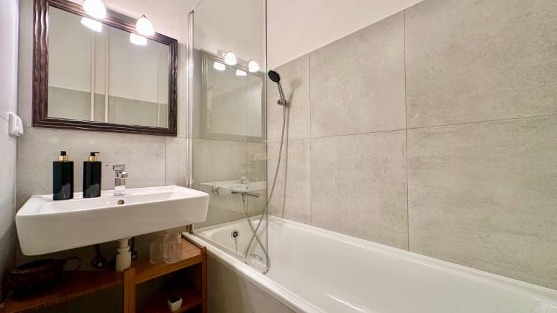 – PRENAJOM – 2 IZBOVÝ BYT 52 m² – OSTREDKOVA – RUŽINOV  - Kúpeľňa s vaňou a umývadlom v 2-izbovom byte, béžové obklady.