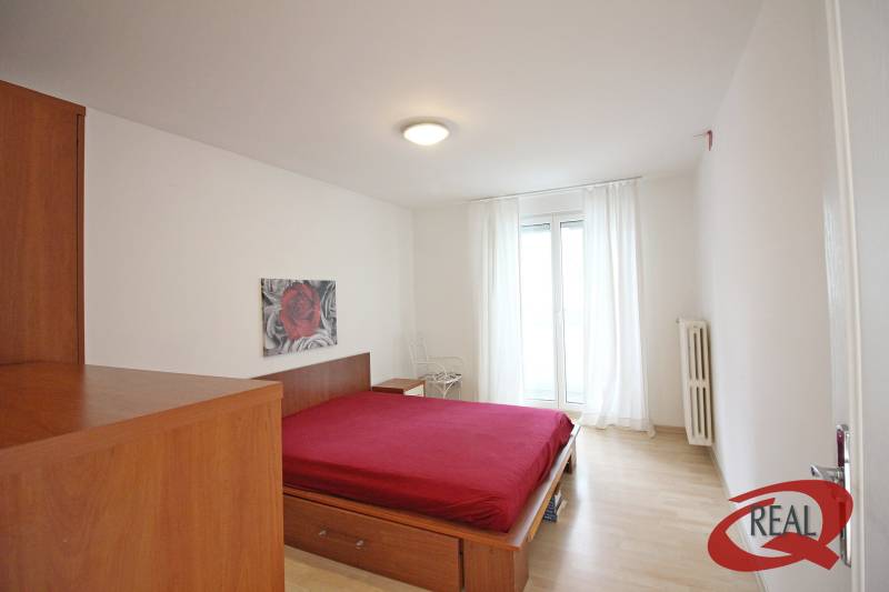 **BEZ PROVÍZIE**3-IZBOVÝ BYT S BALKÓNOM A LOGGIOU NA PALISÁDACH**      - Spálňa v 3-izbovom byte s posteľou a podlahou s dreveným dekorom.