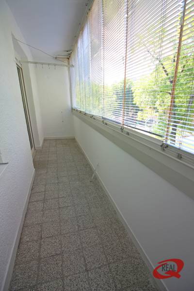 **BEZ PROVÍZIE**3-IZBOVÝ BYT S BALKÓNOM A LOGGIOU NA PALISÁDACH**      - Presklená lodžia s terakotovou dlažbou, tienidlami a výhľadom, vhodná pre 3-izbový byt.