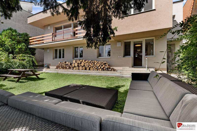 ,Prenájom moderný 3 izb. dom, Sološnícka ul,124 m2, Karlova Ves - Rodinný dom na Sološnickej ulici v Bratislave - Karlovej Vsi s priestrannou záhradou a terasou.