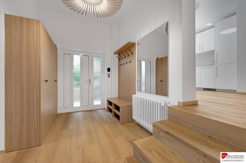 ,Prenájom moderný 3 izb. dom, Sološnícka ul,124 m2, Karlova Ves - Vstupná hala rodinného domu s podlahou s dreveným dekorom, vešiakom a zrkadlom.